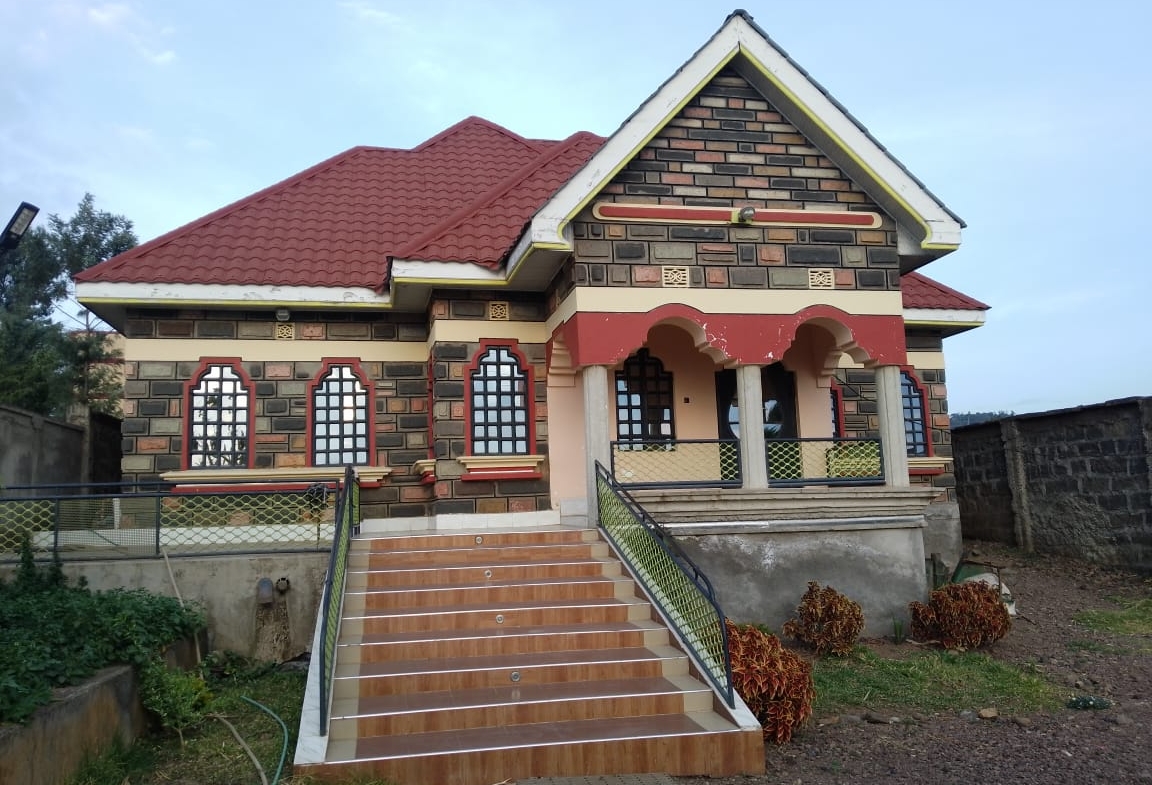 MODERN THREE BEDROOM LANET